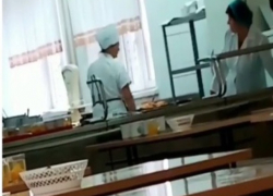 Рядом с Шахтами еду для школьников готовили с тараканами и грязью