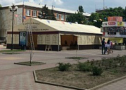 Перед шахтинским военкоматом установили монастырский шатер