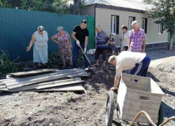 На субботнике шахтинцы собрали мусор, траву и выровняли грунтовые дороги