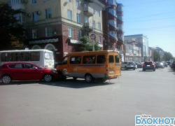 В центе Шахт авто "Опель Астра" врезался в маршрутное такси