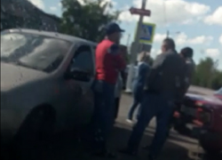 В Шахтах не смогли разъехаться ВАЗ-2106 и «Калина»