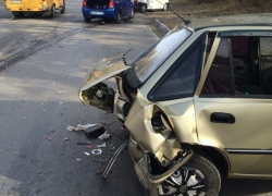 В Шахтах «Рено-Логан» протаранил «Нексию»