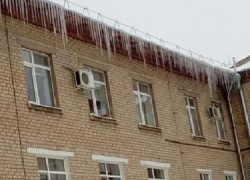 Гигантские сосульки украшают детскую городскую больницу в Шахтах