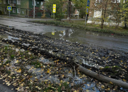Канализационные стоки затопили переулок Сокольнический в Шахтах