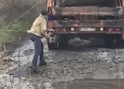 Водители моют машины из аварийной утечки водопровода в Шахтах