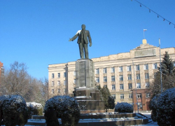 В Шахтах рискует обрушиться памятник Ленину на Советской