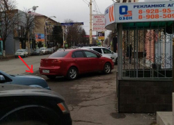 В центре Шахт парковку устроили прямо на тротуаре