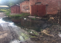 Взрывная смесь из канализации и питьевой воды течет по улице Разина в Шахтах
