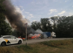 Жуткая авария в Шахтах: ГАЗель сгорела дотла после столкновения с фурой
