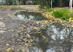 Канализационные стоки затопили улицу Садовую в Шахтах