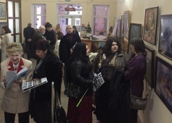 Более  150 уникальных работ представлено на художественной  выставке «Зимняя радуга» в Шахтинском краеведческом музее