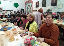 Подопечные ЦСО «Мы вместе» праздновали масленицу в старинном винном погребке