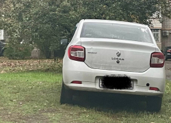 Жители обеспокоены проблемой парковки во дворе дома №131 на улице Ленина в Шахтах