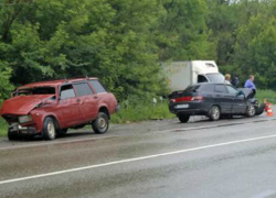 На трассе под Шахтами столкнулись "четверка" и "десятка"