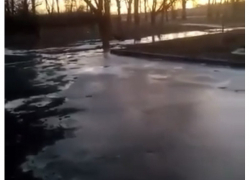 Вход в школу №39 в Шахтах затопило канализацией