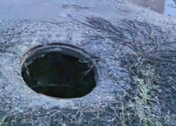 В Аютинском у поликлиники обнаружен открытый люк, создающий опасность для пациентов