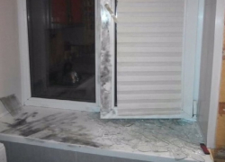 В полной темноте грабители разбили окно и залезли в дом в Шахтах