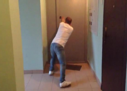 Пьяный шахтинец выбил дверь и потребовал от приятеля денег