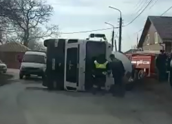 В Шахтах в районе ж/д вокзала перевернулась бетономешалка