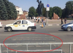 Несмотря на закрытый забором переход шахтинцы продолжают идти по дороге