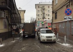 Единственный подъезд к дому №99 на проспекте Победы Революции в Шахтах заставлен машинами.