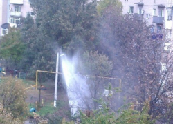 В поселке ХБК в Шахтах второй день бьет фонтан из лопнувшей трубы