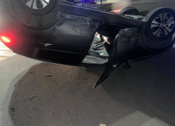 Женщина пострадала в перевернутой машине в результате ДТП на Донском в Шахтах