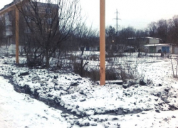 «Реки» питьевой воды заливают переулок Студенческий в Шахтах