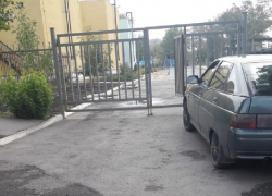 Открытый люк брошен на дороге в детский сад в Шахтах