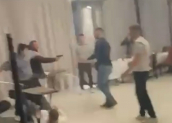 В сети распространяется видео с массовой дракой в ресторане в Шахтах