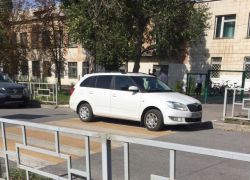 Парковка иномарки прямо на пешеходном переходе возмутила жителей Шахт