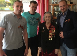 Ветеранов Октябрьского района поздравили шахтинцы в предверии Дня Победы