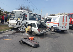 В бессознательном состоянии госпитализировали водителя ВАЗа после ДТП с автобусом в Шахтах