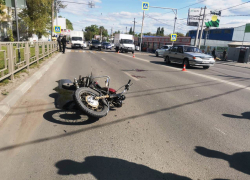 Мотоциклист без прав въехал в «Лэнд Ровер» и сбил пешехода в Шахтах