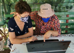 Кибер-грамотность – для всех: сотрудники Центра соцобслуживания помогают пенсионерам освоиться в Интернет-пространстве