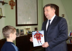 Владимир Путин подарил свою фотографию с автографом школьнику из Шахт