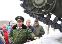 Окунуться в армейские будни и потрогать военную технику смогли шахтинские школьники
