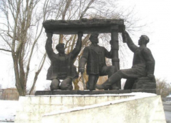 Памятник «Слава шахтерской доблести» - символ трудового героизма шахтинцев