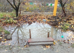 Многолетний порыв питьевой воды шахтинцы используют для полива огорода