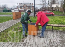 Шахтинец отремонтировал 15 мусорных урн за свой счёт на Майском