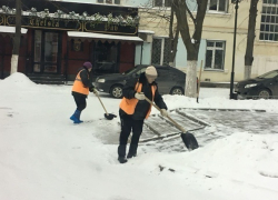 Шахтинцы пришли в восторг от дворников, убирающих снег в центре города