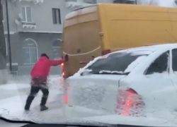 Хрупкая женщина, толкающая застрявший в снегу грузовой автомобиль, вдохновила шахтинку