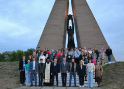В День памяти и скорби жители Шахт зажгли свечи на Красинском мемориале: ФОТО