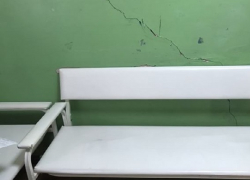 «Стены лопаются, потолок обваливается» - ужаснулись состоянию детской больницы жители Шахт