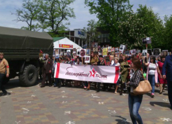 По центральной аллее Александровского парка в Шахтах прошел Бессмертный полк