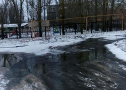 Дорогу к детскому саду в Шахтах заливает поток канализации