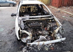 Сгорели две иномарки за одну ночь в Шахтах