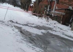 Несколько дней течет вода около детского сада «Рябинушка» в Шахтах