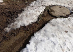 В поселке ХБК в Шахтах порыв питьевой воды бежит сразу в канализацию