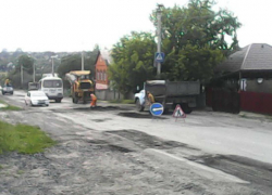 В Шахтах в районе 1-го пересечения начат ремонт дороги